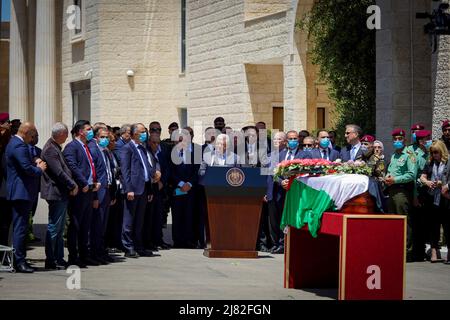 Ramallah, Cisgiordania, Palestina. 12th maggio 2022. Ramallah, Cisgiordania, Palestina. 12 maggio 2022. Il presidente palestinese Mahmud Abbas saluta il giornalista palestinese-americano al-Jazeera Shireen Abu Aqleh, durante i suoi funerali di stato presso il complesso presidenziale. Abbas ha partecipato al servizio commemorativo insieme a alti funzionari palestinesi e migliaia di palestinesi. Shireen Abu Aqleh è stato ucciso da un incendio israeliano durante un raid israeliano a Jenin il mercoledì (Credit Image: © Eyad Jadallah/IMAGESLIVE via ZUMA Press Wire) Foto Stock