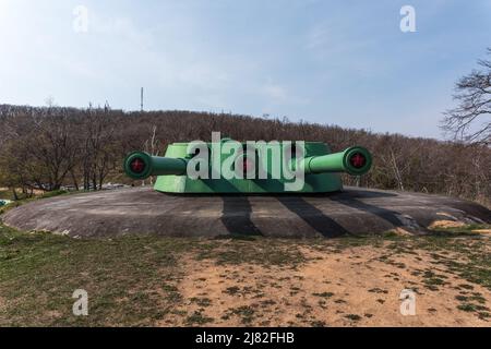Voroshilov batteria - nave torre pistole sull'isola russa. Foto di alta qualità Foto Stock