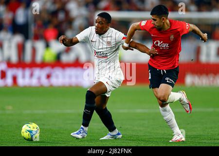 Anthony Martial of Sevilla FC e Rodrigo Battaglia of RCD Mallorca durante la partita la Liga tra Sevilla FC e RCD Mallorca disputata allo stadio Sanchez Pizjuan il 11 maggio 2022 a Sevilla, Spagna. (Foto di Antonio Pozo / PRESSINPHOTO) Foto Stock