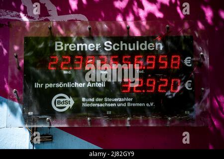 Brema, Germania. 12th maggio 2022. L'orologio del debito BDST è stato modificato in base ai nuovi calcoli. Credit: Sina Schuldt/dpa/Alamy Live News Foto Stock