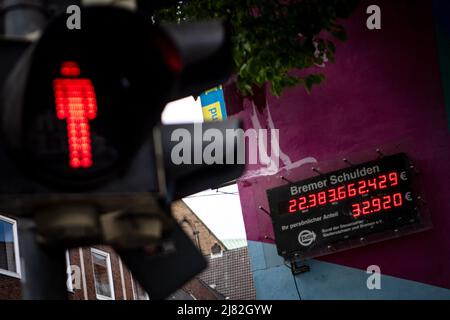 Brema, Germania. 12th maggio 2022. L'orologio del debito BDST è stato modificato in base ai nuovi calcoli. Credit: Sina Schuldt/dpa/Alamy Live News Foto Stock