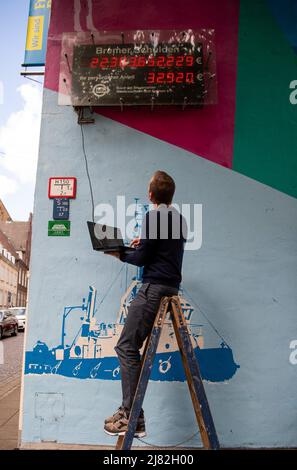 Brema, Germania. 12th maggio 2022. Jan Vermöhlen dell'Associazione dei contribuenti di Brema regola l'orologio del debito BDST in base a nuovi calcoli. Credit: Melissa Erichsen/dpa/Alamy Live News Foto Stock