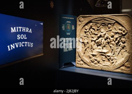 Il Museo di Saint-Raymond, a Tolosa (Francia), offre in collaborazione con il Museo Archeologico di Francoforte (Germania) e il Museo reale di Mariemont (Belgio) la mostra 'il mistero di Mitra. Tuffarsi nel cuore di un culto romano'. Inizialmente rinviata a causa della crisi del Covid-19, l'eccezionale mostra riunisce pezzi in prestito da musei di tutta Europa ed è stata etichettata come "esposizione di interesse nazionale" dal Ministero della Cultura francese. Inizialmente Indo-Iraniano, il culto del Dio Mitra fu sviluppato nell'antichità, per essere adottato da tutta l'Europa occidentale e per Foto Stock