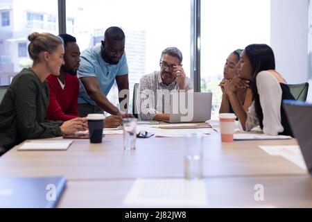 Uomini d'affari e donne d'affari multirazziali discutono di strategia durante la riunione nella sala del consiglio d'ufficio Foto Stock