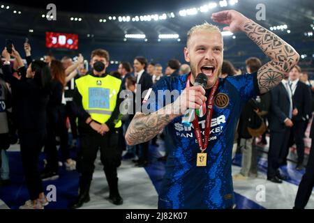 Federico Dimarco del FC Internazionale festeggia dopo aver vinto la finale della Coppa Italia tra Juventus FC e FC Internazionale allo Stadio Olimpico il 11 maggio 2022 a Roma. Foto Stock