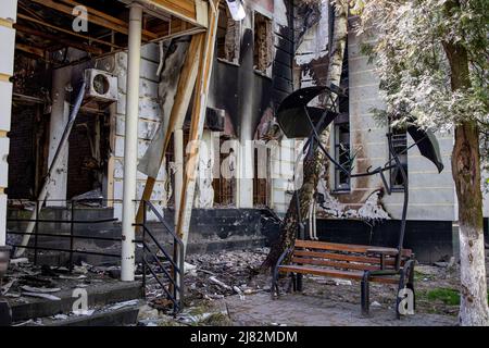 Irpin, Ucraina. 10th maggio 2022. Un angolo dell'Università del Servizio fiscale di Stato dell'Ucraina con prove di forte bombardamento durante l'invasione russa. L'Università del Servizio fiscale di Stato dell'Ucraina e la sua sistemazione studentesca ad Irpin sono stati gravemente danneggiati dalla forza russa a marzo all'inizio della guerra Russia-Ucraina che ha lo scopo di assediare la città e di invadere Kyiv. Credit: SOPA Images Limited/Alamy Live News Foto Stock