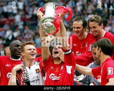 Foto di archivio datata 13-05-2006 dello Steven Gerrard di Liverpool con il trofeo dopo la finale della fa Cup 2006. Si tratta di 5 medaglie per i vincitori della coppa Chelsea dall'ultimo trionfo di Liverpool nel 2006. In quel periodo sono state anche in otto finali, con Liverpool che lo ha fatto solo nel 2012. Data di emissione: Giovedì 12 maggio 2022. Foto Stock