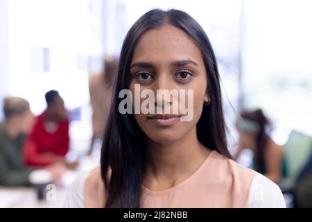 Ritratto di fiducioso consigliere femminile afroamericano in carica Foto Stock