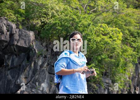 Viaggiatore thai donne persone di viaggio visitare e usr smart cellulare scattare foto tra viaggio locale viaggio di viaggio visitare Ko Khao Yai e Prasat Hin Pan Yod Foto Stock