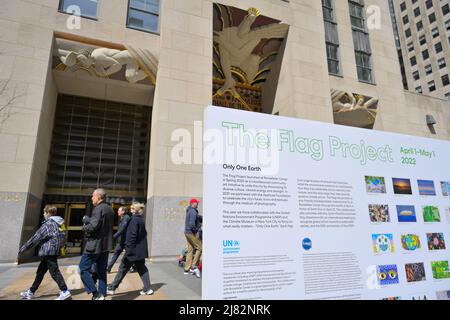 The Flag Project - Only One Earth, Rockefeller Center NYC Foto Stock