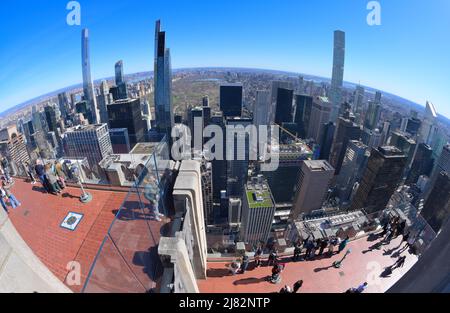 Skyline di Manhattan in una mattinata di primavera limpida, il Rockefeller Center NYC Foto Stock