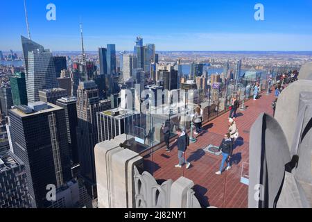 Skyline di Manhattan in una mattinata di primavera limpida, il Rockefeller Center NYC Foto Stock