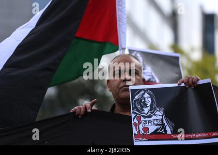 Bruxelles, Regione capitale di Bruxelles, Belgio. 12th maggio 2022. Un dimostratore ha un segno durante una manifestazione dopo la morte del giornalista palestinese-americano al Jazeera Shereen Abu Aqleh, nei pressi della sede centrale dell'Unione europea a Bruxelles, Belgio, 12 maggio 2022. Shereen Abu Aqleh è stato ucciso il 11 maggio 2022 mentre copriva l'operazione militare israeliana in Cisgiordania. (Credit Image: © Valeria Mongelli/ZUMA Press Wire) Foto Stock