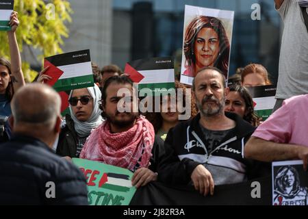 Bruxelles, Regione capitale di Bruxelles, Belgio. 12th maggio 2022. I manifestanti hanno segnali e bandiere palestinesi durante una manifestazione dopo la morte del giornalista palestinese-americano al Jazeera Shereen Abu Aqleh presso la sede centrale dell'Unione europea a Bruxelles (Belgio), 12 maggio 2022. Shereen Abu Aqleh è stato ucciso il 11 maggio 2022 mentre copriva l'operazione militare israeliana in Cisgiordania. (Credit Image: © Valeria Mongelli/ZUMA Press Wire) Foto Stock