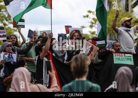 Bruxelles, Regione capitale di Bruxelles, Belgio. 12th maggio 2022. I manifestanti hanno segnali e bandiere palestinesi durante una manifestazione dopo la morte del giornalista palestinese-americano al Jazeera Shereen Abu Aqleh presso la sede centrale dell'Unione europea a Bruxelles (Belgio), 12 maggio 2022. Shereen Abu Aqleh è stato ucciso il 11 maggio 2022 mentre copriva l'operazione militare israeliana in Cisgiordania. (Credit Image: © Valeria Mongelli/ZUMA Press Wire) Foto Stock