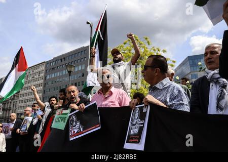 Bruxelles, Regione capitale di Bruxelles, Belgio. 12th maggio 2022. I manifestanti hanno segnali e bandiere palestinesi durante una manifestazione dopo la morte del giornalista palestinese-americano al Jazeera Shereen Abu Aqleh presso la sede centrale dell'Unione europea a Bruxelles (Belgio), 12 maggio 2022. Shereen Abu Aqleh è stato ucciso il 11 maggio 2022 mentre copriva l'operazione militare israeliana in Cisgiordania. (Credit Image: © Valeria Mongelli/ZUMA Press Wire) Foto Stock