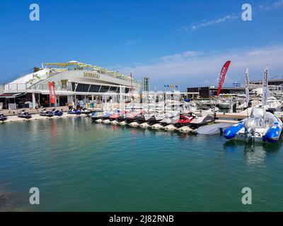 Denia, Alicante, Spagna - Luglio 21 2017: Il noleggio di moto d'acqua e il porto di moto d'acqua di Denia sul lungomare del porto sotto il cielo azzurro soleggiato Foto Stock