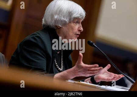 Washington, Stati Uniti. 12th maggio 2022. Il Segretario del Tesoro Janet Yellen testimonia durante un'audizione della Commissione dei servizi finanziari della Camera sul rapporto annuale del Consiglio di controllo della stabilità finanziaria al Campidoglio degli Stati Uniti a Washington, DC il giovedì 12 maggio 2022. Foto di Graeme Jennings/UPI Credit: UPI/Alamy Live News Foto Stock