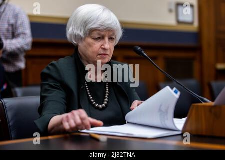 Washington, Stati Uniti. 12th maggio 2022. Il Segretario del Tesoro Janet Yellen testimonia durante un'audizione della Commissione dei servizi finanziari della Camera sul rapporto annuale del Consiglio di controllo della stabilità finanziaria al Campidoglio degli Stati Uniti a Washington, DC il giovedì 12 maggio 2022. Foto di Graeme Jennings/UPI Credit: UPI/Alamy Live News Foto Stock