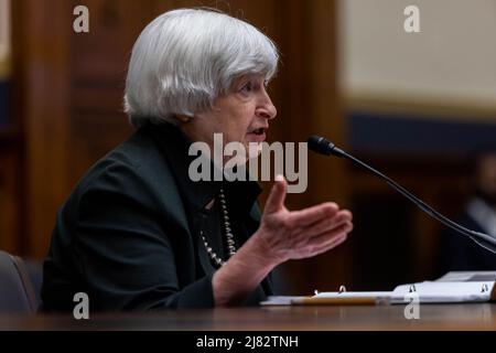 Washington, Stati Uniti. 12th maggio 2022. Il Segretario del Tesoro Janet Yellen testimonia durante un'audizione della Commissione dei servizi finanziari della Camera sul rapporto annuale del Consiglio di controllo della stabilità finanziaria al Campidoglio degli Stati Uniti a Washington, DC il giovedì 12 maggio 2022. Foto di Graeme Jennings/UPI Credit: UPI/Alamy Live News Foto Stock