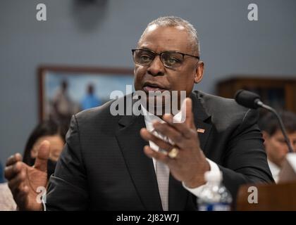 Washington, Stati Uniti. 11th maggio 2022. Il Segretario della Difesa degli Stati Uniti Lloyd Austin, testimonia davanti al Comitato House of Approations, sottocomitato sulla difesa udienza al Rayburn House Office Building su Capitol Hill, 11 maggio 2022 a Washington, DC credito: MC2 Zachary Wheeler/DOD Photo/Alamy Live News Foto Stock