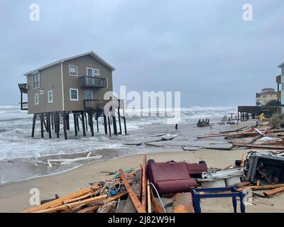 Rodanthe, Stati Uniti d'America. 10th maggio 2022. Rodanthe, Stati Uniti d'America. 10 maggio 2022. Una casa fronte oceano sull'orlo del collasso dopo l'ascesa delle maree consumò la terra intorno ad esso su Ocean Drive alle Banche esterne del North Carolina, 10 maggio 2022 a Rodanthe, Carolina del Nord. Due case sono crollate in detriti e molte altre sono gravemente minacciate da erosione e maree forti. Credit: NPS/National Park Service/Alamy Live News Foto Stock