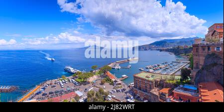 Vista panoramica della costa sorrentina in Campania, Italia meridionale. Paesaggio urbano con porto: Vesuvio sullo sfondo. Foto Stock