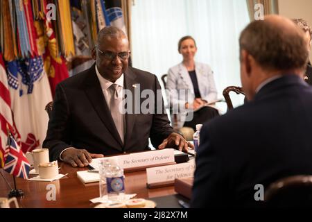 Arlington, Stati Uniti d'America. 11th maggio 2022. Arlington, Stati Uniti d'America. 11 maggio 2022. Austin III, Segretario di Difesa degli Stati Uniti, ospita discussioni bilaterali con il Segretario di Stato per la Difesa del Regno Unito, ben Wallace, Right, al Pentagono, 11 maggio 2022 ad Arlington, Virginia. Credit: Lisa Ferdinando/DOD/Alamy Live News Foto Stock