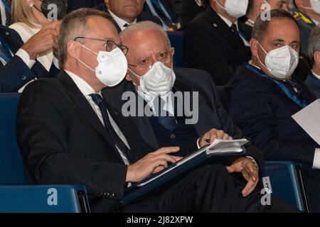 Napoli, Italia. 12th maggio 2022. Vincenzo De Luca, Presidente della Regione Campania durante il suo intervento presso l'Assemblea pubblica 'coesione Sud' organizzata dall'Unione industriale di Napoli. Credit: Independent Photo Agency/Alamy Live News Foto Stock