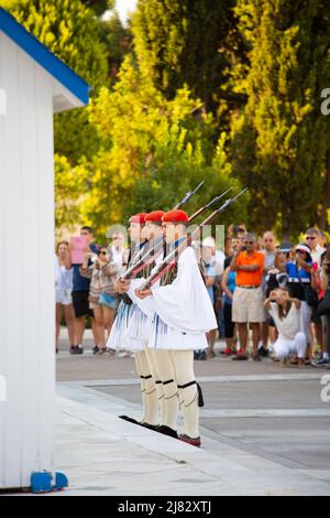 Atene-Grecia, 13 settembre 2015 piazza Syntagma evzones soldati che effettuano il cambio della guardia al di fuori del parlamento ellenico Foto Stock