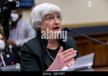 USA. 12th maggio 2022. Il Segretario del Tesoro Janet Yellen testimonia durante un'audizione della Commissione per i servizi finanziari della Camera per testimoniare il rapporto annuale del Financial Stability Oversight Council, giovedì 12 2022 maggio, a Capitol Hill a Washington. (Foto di Graeme Jennings/Pool/Sipa USA) Credit: Sipa USA/Alamy Live News Foto Stock