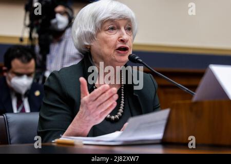 USA. 12th maggio 2022. Il Segretario del Tesoro Janet Yellen testimonia durante un'audizione della Commissione per i servizi finanziari della Camera per testimoniare il rapporto annuale del Financial Stability Oversight Council, giovedì 12 2022 maggio, a Capitol Hill a Washington. (Foto di Graeme Jennings/Pool/Sipa USA) Credit: Sipa USA/Alamy Live News Foto Stock