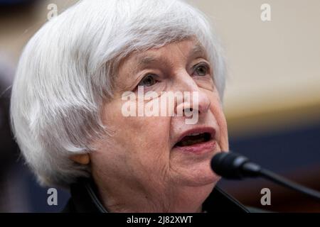 USA. 12th maggio 2022. Il Segretario del Tesoro Janet Yellen testimonia durante un'audizione della Commissione per i servizi finanziari della Camera per testimoniare il rapporto annuale del Financial Stability Oversight Council, giovedì 12 2022 maggio, a Capitol Hill a Washington. (Foto di Graeme Jennings/Pool/Sipa USA) Credit: Sipa USA/Alamy Live News Foto Stock