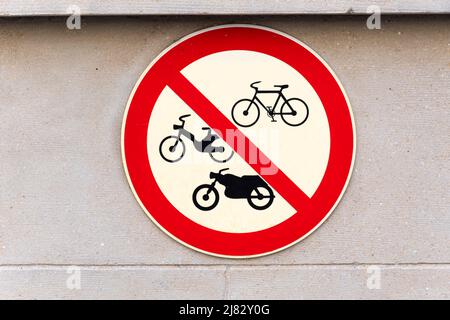 Cartello di divieto per biciclette, biciclette, moto e moto Foto Stock