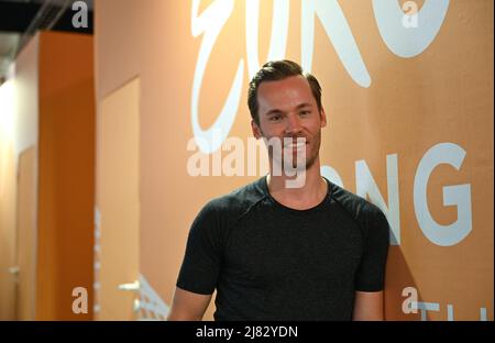 Torino, Italia. 12th maggio 2022. Il coreografo Marvin Dietmann si trova nel centro stampa del Concorso Eurovision Song (ESC). Gli austriaci hanno organizzato quest'anno l'ingresso del CES in Germania da parte di M. Harris. Credit: dpa/dpa/Alamy Live News Foto Stock