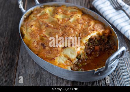 Pastori Pie in un piatto rustico casseruola su tavola di legno Foto Stock