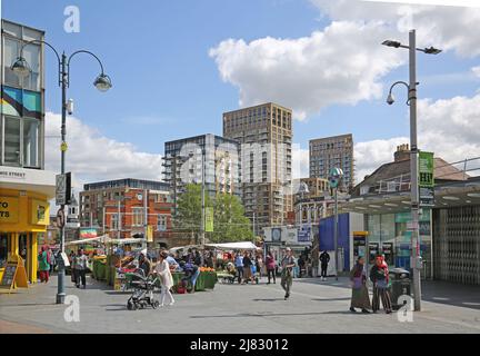 Mercato all'aperto a Beresford Square, Woolwich, sud-est di Londra, Regno Unito. Occupato con acquirenti e stalla. Foto Stock