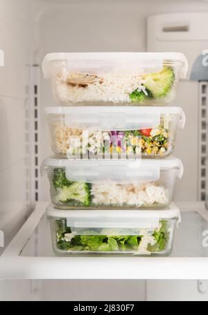 Contenitori per la preparazione di pasti e cibo in frigorifero Foto Stock