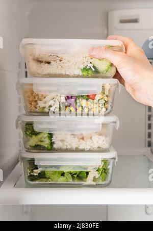 Contenitori per la preparazione di pasti e cibo in frigorifero Foto Stock