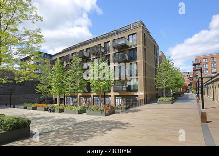 Major Draper Street, Woolwich, sud-est di Londra, Regno Unito. Nuovi appartamenti si uniscono alla nuova stazione Elizabeth Line (Crossrail). Foto Stock