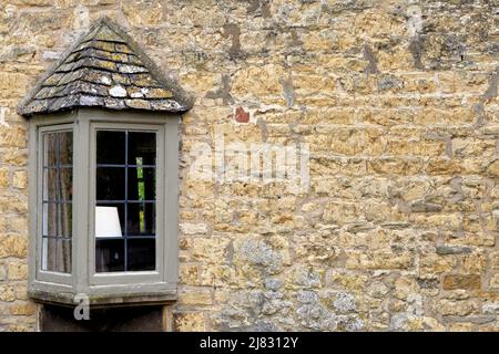 Old window closeup - bellissimo villaggio panoramico di Burford a Cotswold, Inghilterra Foto Stock