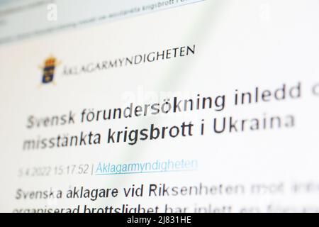 I procuratori svedesi dell'unità nazionale contro la criminalità internazionale e organizzata hanno avviato un'indagine preliminare per poter indagare su sospetti di crimini di guerra in Ucraina. I procuratori esortano le persone che sono state sottoposte o hanno assistito a violenza contro i civili in Ucraina a contattare l'unità di polizia svedese per le indagini sui crimini di guerra, l'autorità giudiziaria svedese scrive martedì in un comunicato stampa. Foto Stock