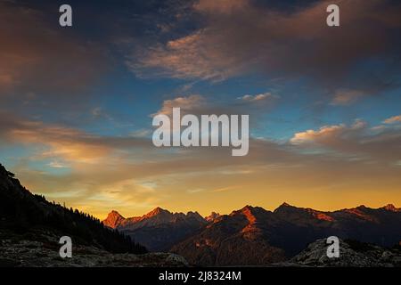 WA21533-00...WASHINGTON - Tramonto colorato sopra le cime di confine da Artist Point nel Mount Baker-Snoqualmie National Forest. Foto Stock