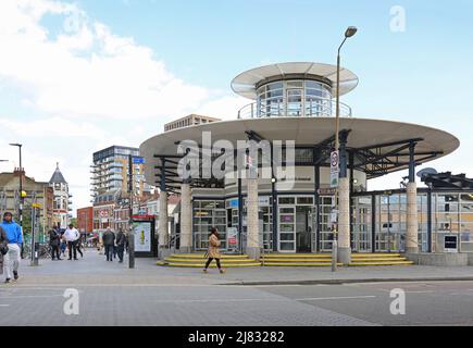 Ingresso alla stazione ferroviaria Woolwich Arsenal. Rete ferroviaria sud-orientale. Angolo tra Woolwich New Road e Vincent Road. Foto Stock