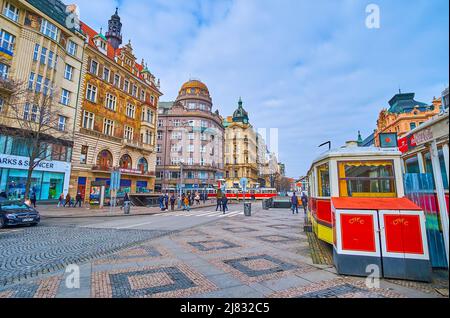 PRAGA, REPUBBLICA CECA - 5 MARZO 2022: L'Old Tram Cafe si trova in una zona pedonale di Piazza Venceslao e circondato da edifici storici, ON Foto Stock