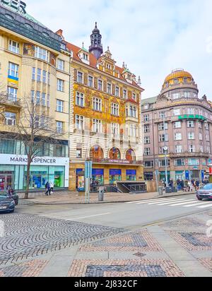 PRAGA, REPUBBLICA CECA - 5 MARZO 2022: L'esterno affrescato della storica Casa di Wiehl, situata in Piazza Venceslao, il 5 marzo a Praga Foto Stock