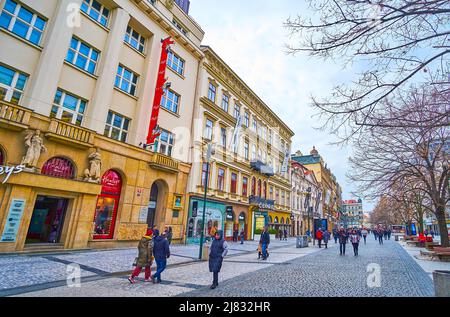 PRAGA, REPUBBLICA CECA - 5 MARZO 2022: Via na Prikope (sulla Moat) è famosa tra i turisti, visitando la città, il 5 marzo a Praga Foto Stock