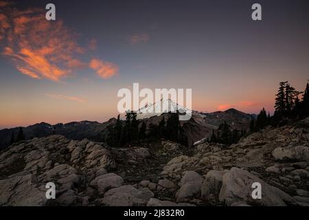 WA21543-00...WASHINGTON - luce del mattino presto sul Monte Baker dal Table Mountain Trail nel Mount Baker-Snoqualmie National Forest. Foto Stock