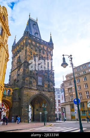 PRAGA, REPUBBLICA CECA - 5 MARZO 2022: La Torre della polvere medievale con porta ad arco, sculture in pietra e pareti, il 5 marzo a Praga Foto Stock