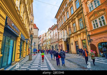 PRAGA, REPUBBLICA CECA - 5 MARZO 2022: Bella storica via Celetna, situato nel quartiere della Città Vecchia e vanta case e palazzi conservati, Foto Stock